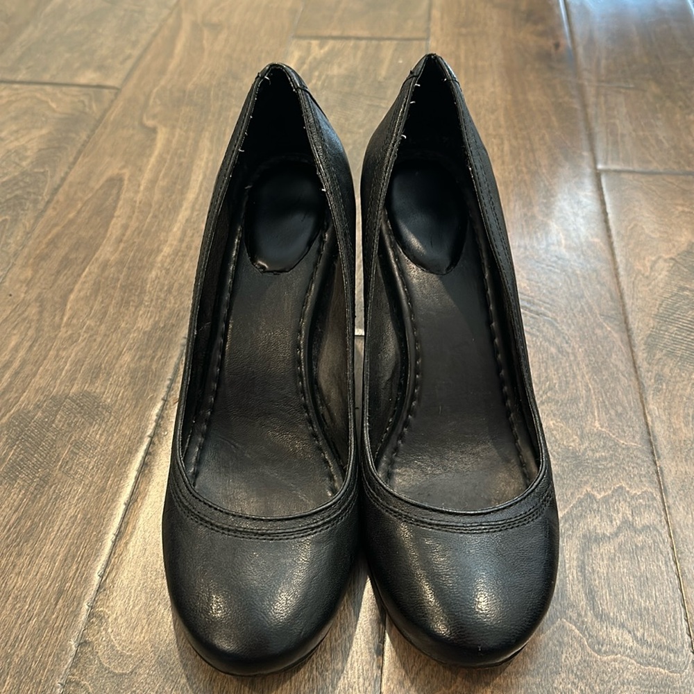 Frye Black Leather Pumps